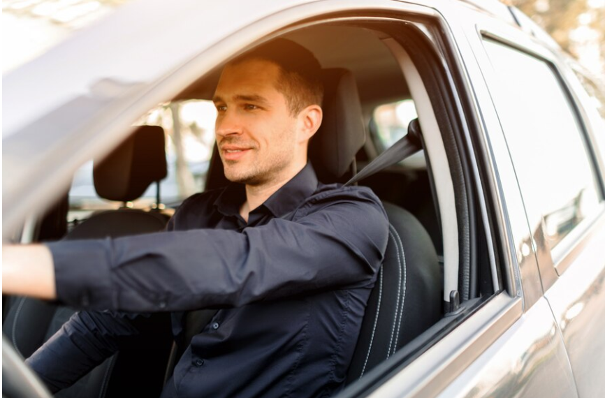 Image d'un chauffeur souriant, représentant l'assurance VTC/Taxi.
